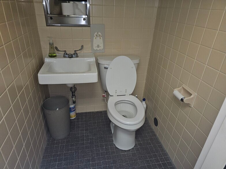 More Photos Of 97 S 4th St, Ishpeming Office For Lease