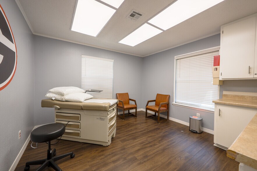 More Photos Of 601 S Broadway St, Grove Medical For Sale