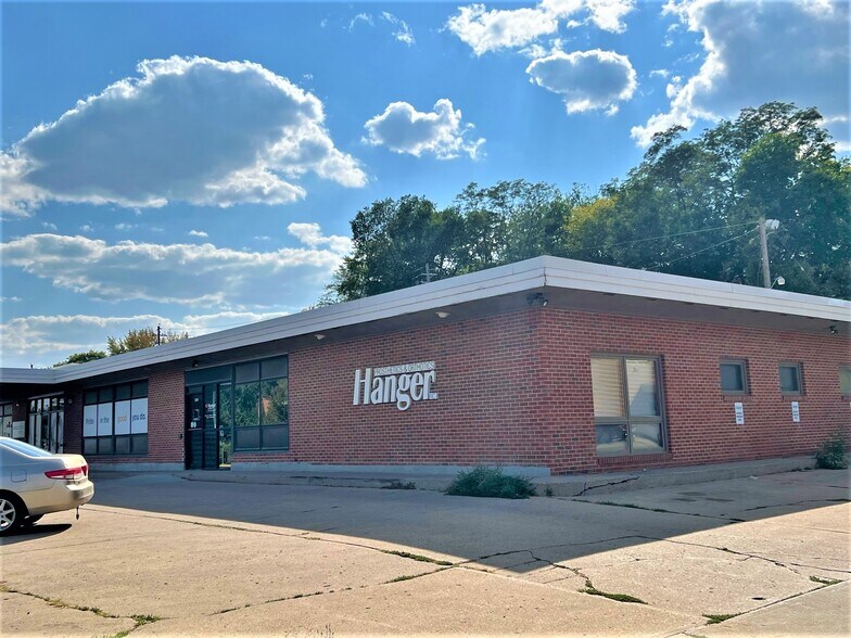 Primary Photo Of 2421 Pierce St, Sioux City Medical For Lease
