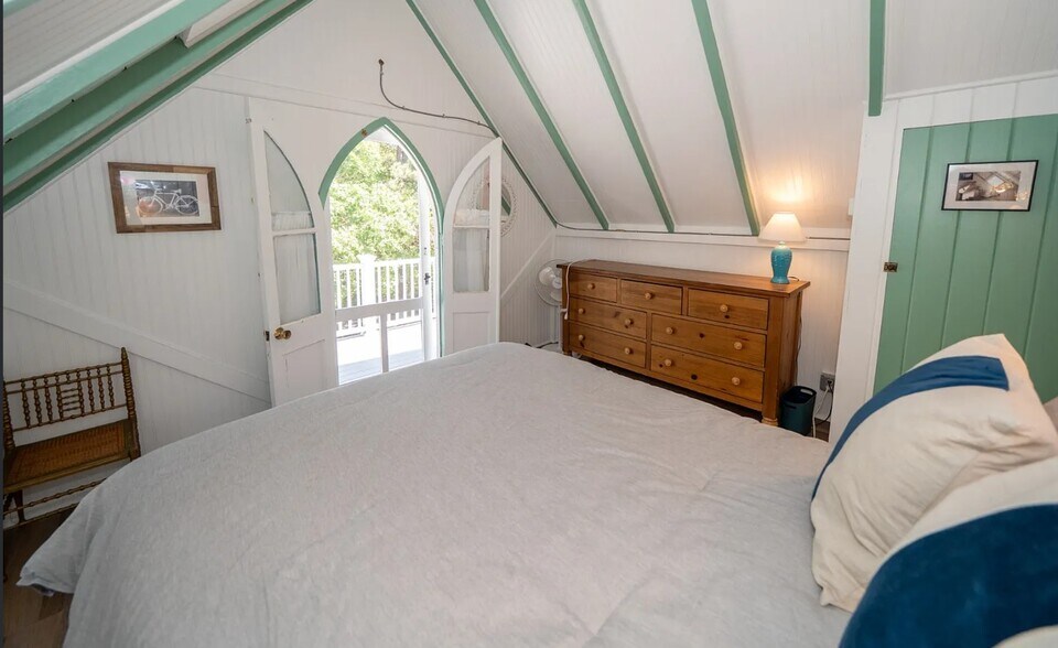 More Photos Of 9 Brunswick Ave, Vineyard Haven Specialty For Sale
