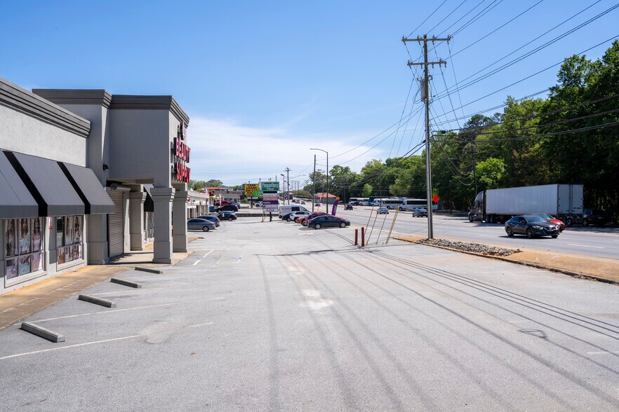 More Photos Of 1184 N Pleasantburg Dr, Greenville Freestanding For Lease