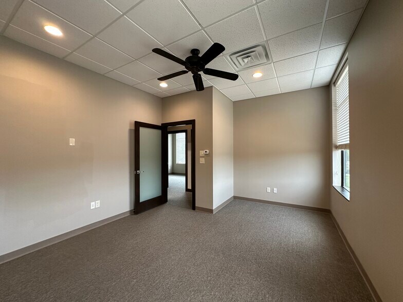 More Photos Of 673 Westbury Dr, Iowa City Storefront Retail Office For Sale