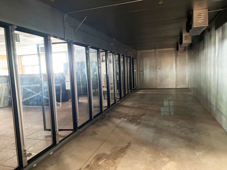 More Photos Of 8972 N US Highway 24 E, Roanoke Storefront For Lease