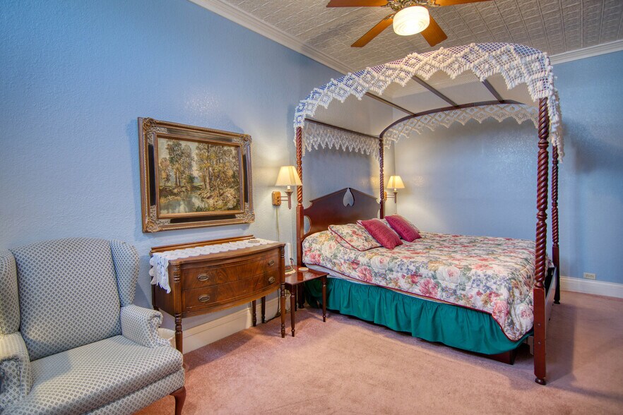 More Photos Of 226 Fort McKavitt St, Mason Hospitality For Sale