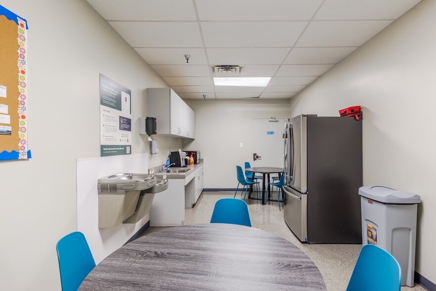 More Photos Of 11410-11420 Mathis Ave, Farmers Branch Distribution For Lease