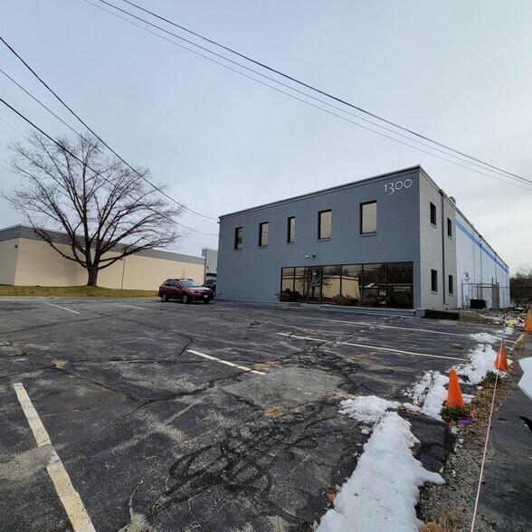 More Photos Of 1300 Jefferson Blvd, Warwick Showroom For Lease