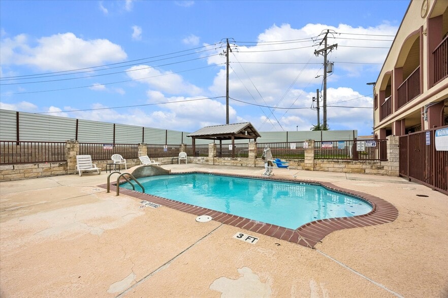 More Photos Of 15101 S Interstate 35, Buda Hotel For Sale