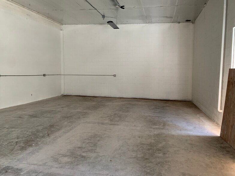 More Photos Of 20371 Prairie St, Chatsworth Manufacturing For Lease