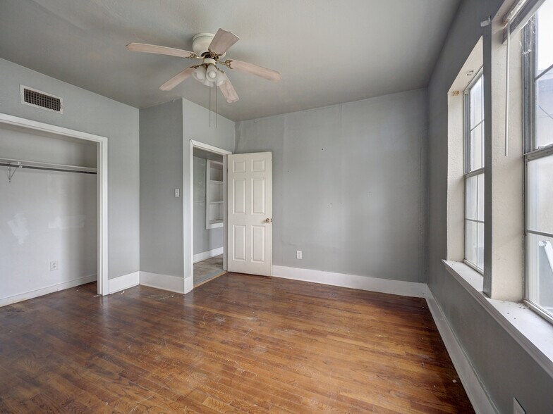 More Photos Of 1106 E Huisache Ave, Kingsville Apartments For Sale