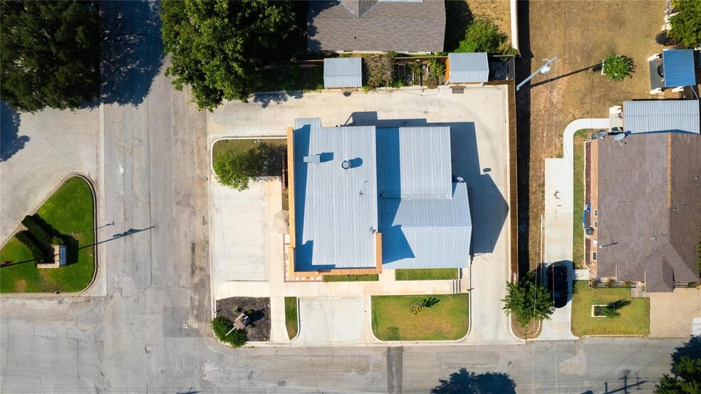 More Photos Of 301 E Brown St, San Saba Freestanding For Sale