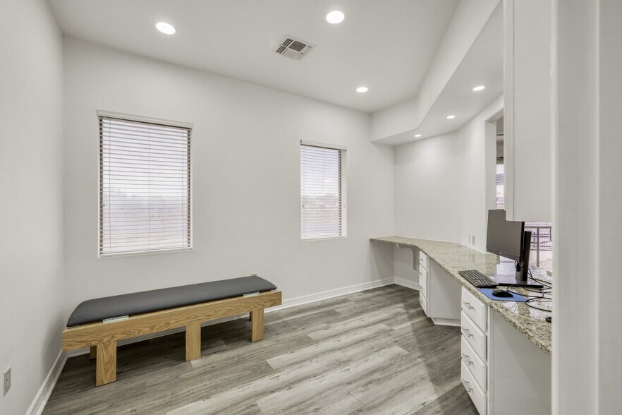 More Photos Of 5727 W I-10 Fwy, San Antonio Office For Lease