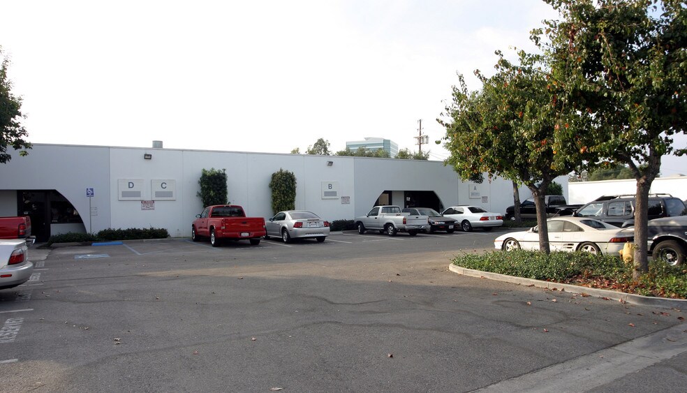 More Photos Of 2165 S DuPont Dr, Anaheim Warehouse For Lease