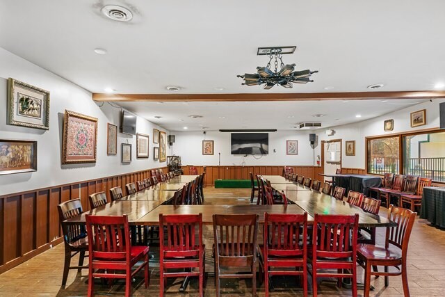 More Photos Of 900 W Riverside Dr, Burbank Restaurant For Sale