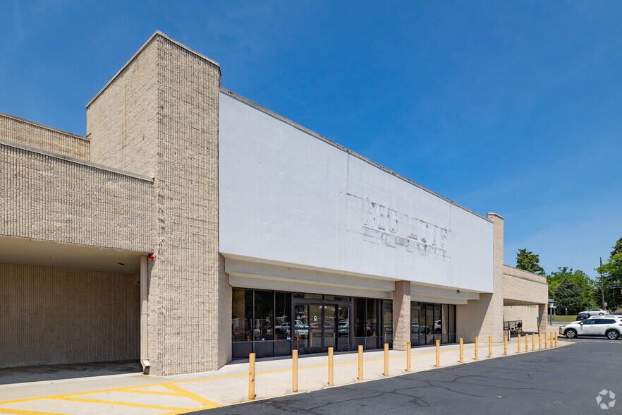 Primary Photo Of 1900 E Victory Dr, Savannah General Retail For Lease