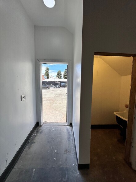 More Photos Of 1327 S Olive St, Los Angeles Specialty For Lease