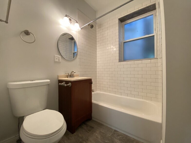 More Photos Of 4401-4403 N Clark St, Chicago Apartments For Lease
