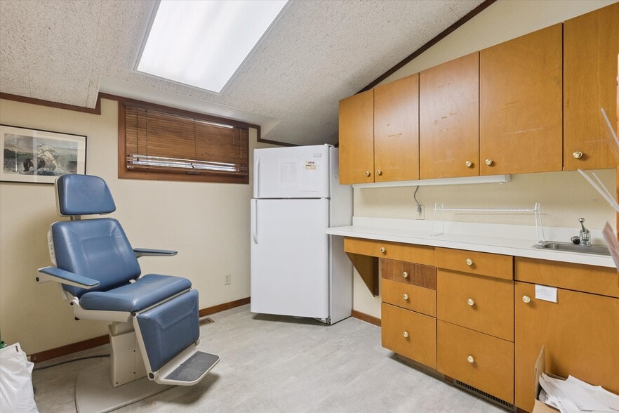 More Photos Of 1003 Mulholland St, Bay City Office For Sale