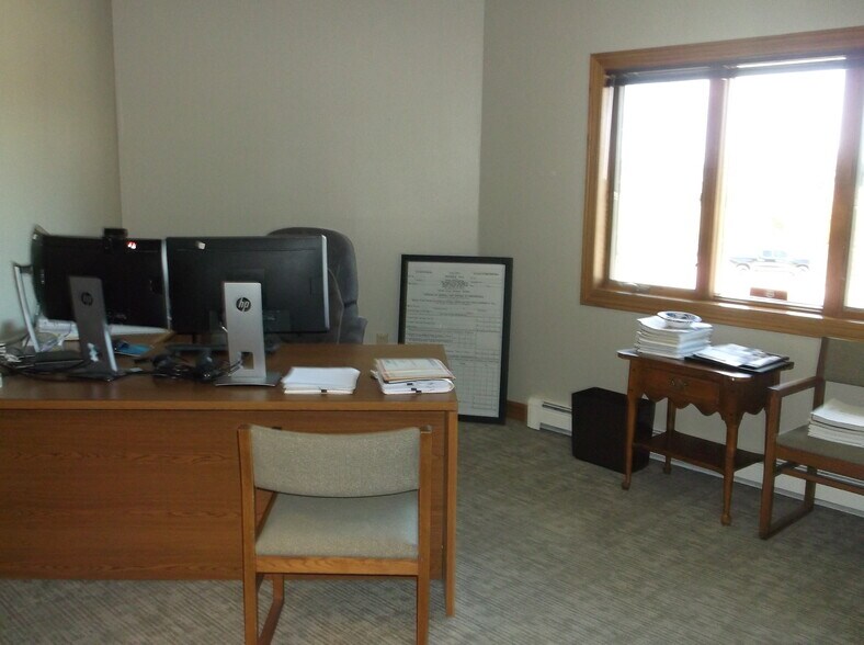 More Photos Of 2905 Universal St, Oshkosh Office For Lease