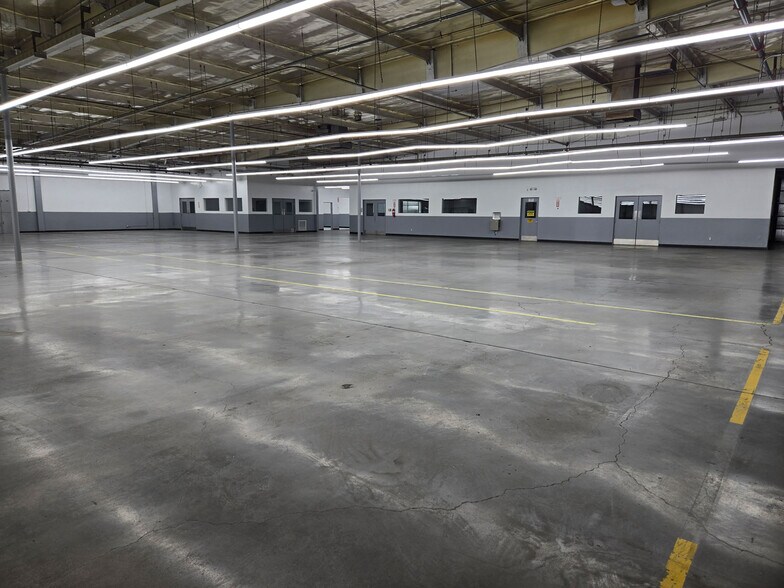 More Photos Of 16750 Schoenborn St, North Hills Flex For Sale