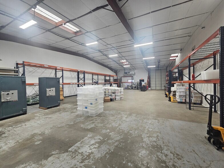 More Photos Of 1261 W Hurst Blvd, Hurst Warehouse For Lease