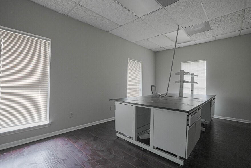 More Photos Of 14721 Pebble Bend Dr, Houston Medical For Sale