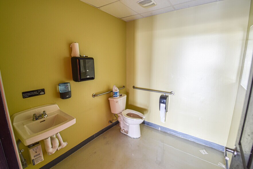 More Photos Of 4550 Station Cir, Northport Freestanding For Lease