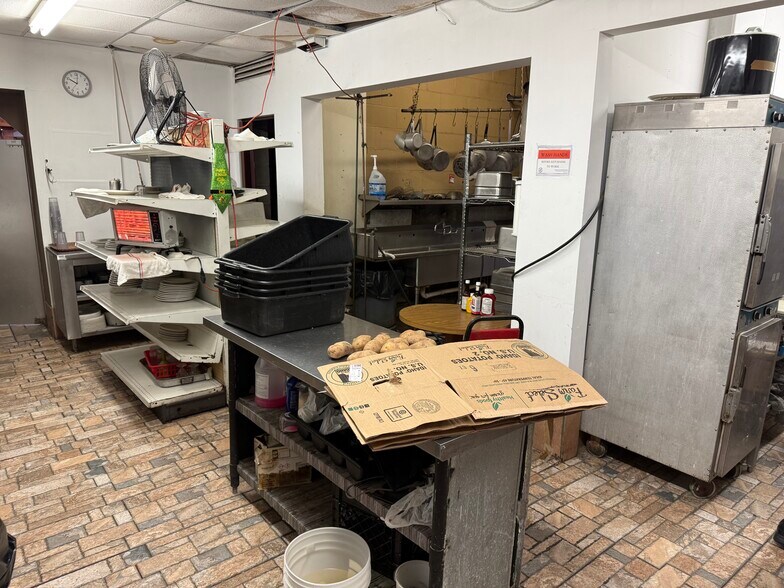 More Photos Of 704 Janette Dr, Vandalia Restaurant For Lease
