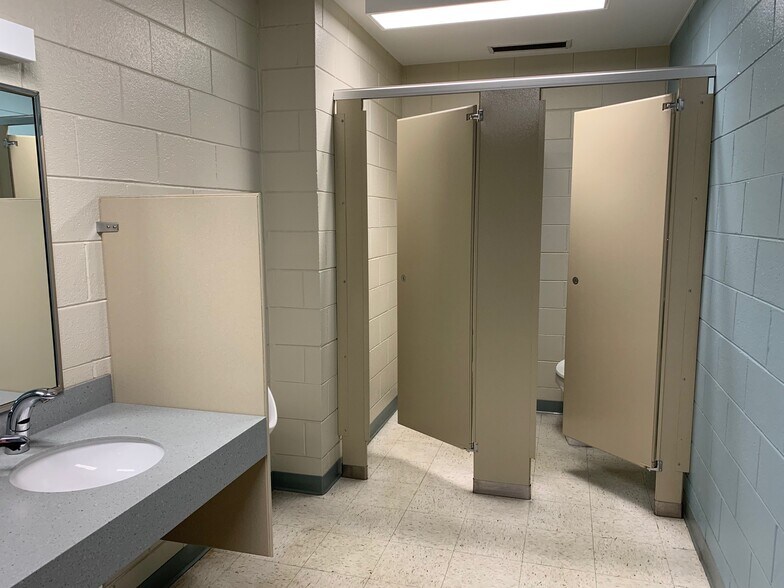 More Photos Of 1111 S Wheeling Rd, Wheeling Warehouse For Lease