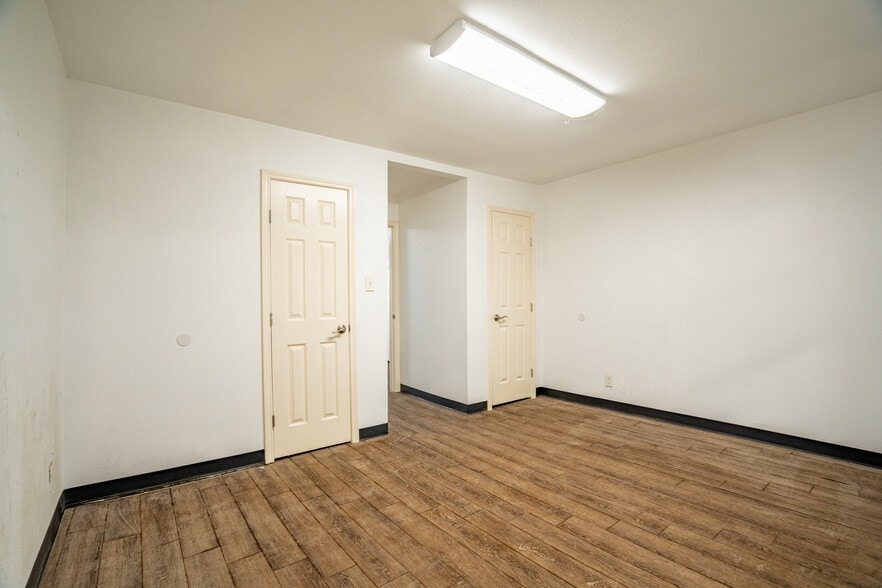 More Photos Of 401 W Simonds Rd, Seagoville Office For Sale
