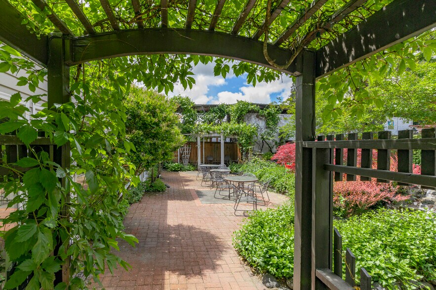 More Photos Of 240 E California St, Jacksonville Hotel For Sale