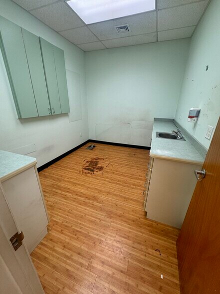 More Photos Of 634 Anderson Ave, Cliffside Park Office For Lease