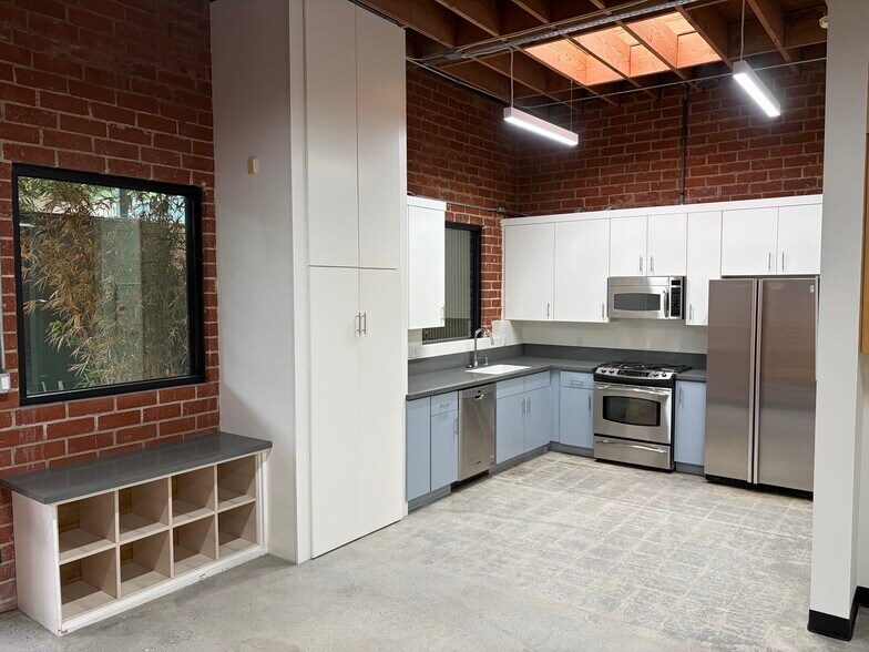 More Photos Of 2558 Overland Ave, Los Angeles Office For Lease