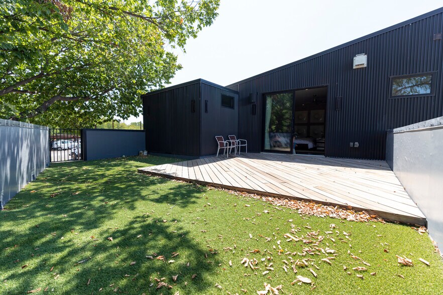 More Photos Of 4770 Iberia Ave, Dallas Showroom For Sale
