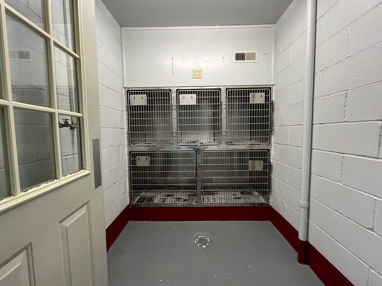 More Photos Of 1305 Black St, Pekin Flex For Sale