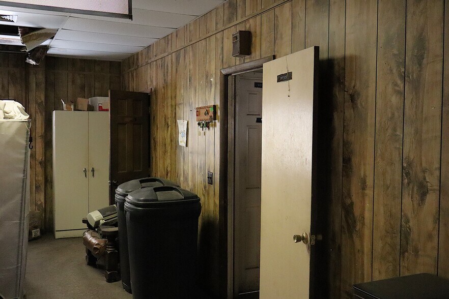 More Photos Of 1530 Parker Ln, Enterprise Warehouse For Lease