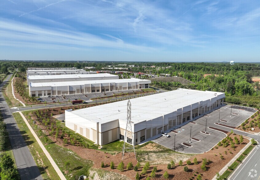 More Photos Of 12910 Hambright Rd, Huntersville Warehouse For Lease