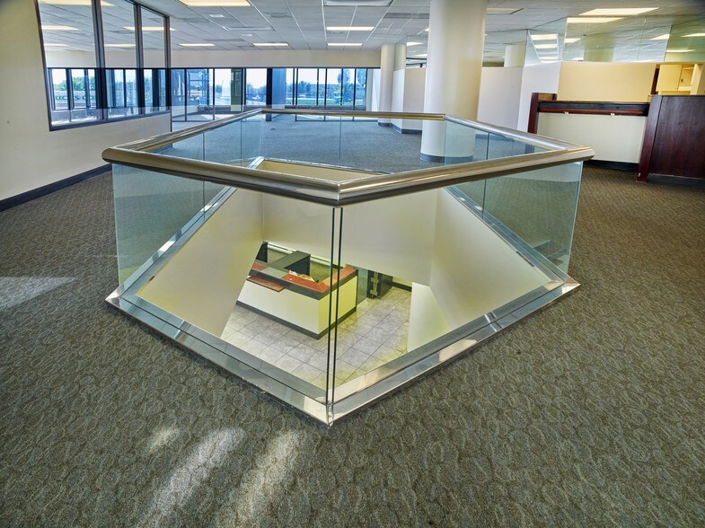More Photos Of 1111 W Mockingbird Ln, Dallas Office For Lease