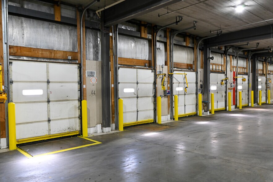 More Photos Of 225 N Daniels Way, Bloomington Refrigeration Cold Storage For Lease