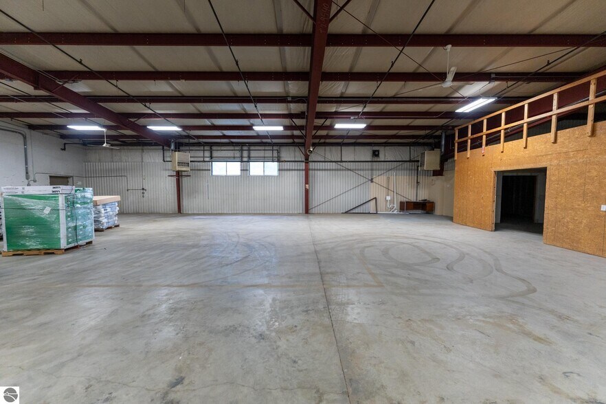 More Photos Of 910 Industrial Dr, Mount Pleasant Warehouse For Sale