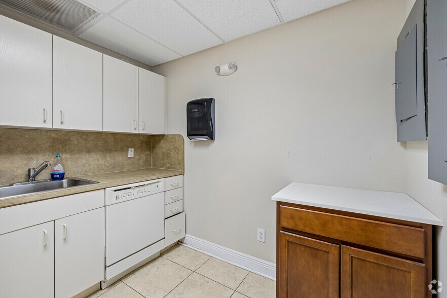 More Photos Of 740 NW Enterprise Dr, Port Saint Lucie Manufacturing For Lease