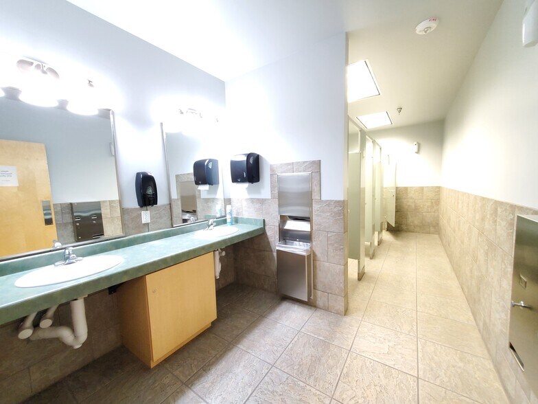 More Photos Of 5444 S Green St, Murray Medical For Lease