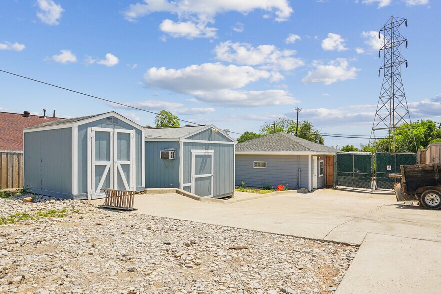 More Photos Of 2423 Hinton Dr, Irving Warehouse For Lease