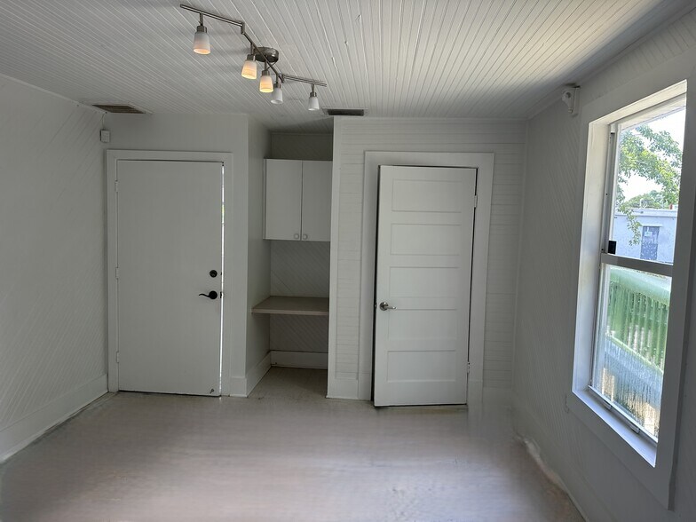 More Photos Of 2023 Jeffcott St, Fort Myers Office For Sale