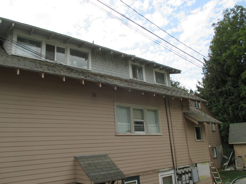 More Photos Of 905 NE Lake St, Pullman Multifamily For Sale