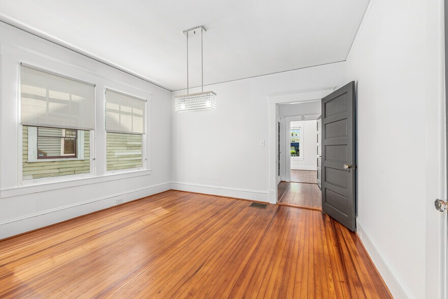 More Photos Of 221 E Kingston Ave, Charlotte Office Residential For Sale