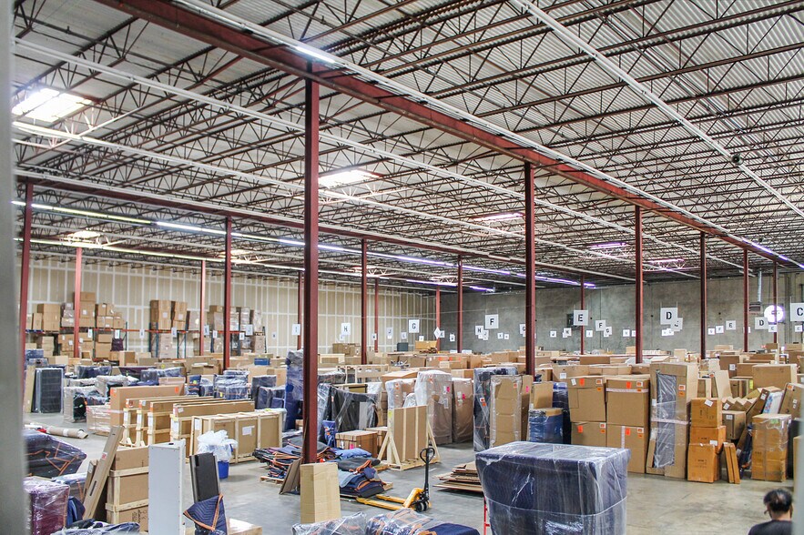 More Photos Of 119 Regal Row, Dallas Warehouse For Lease