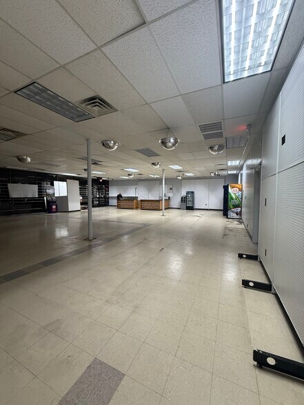 More Photos Of 1474 Anniston Dr, Lexington General Retail For Lease