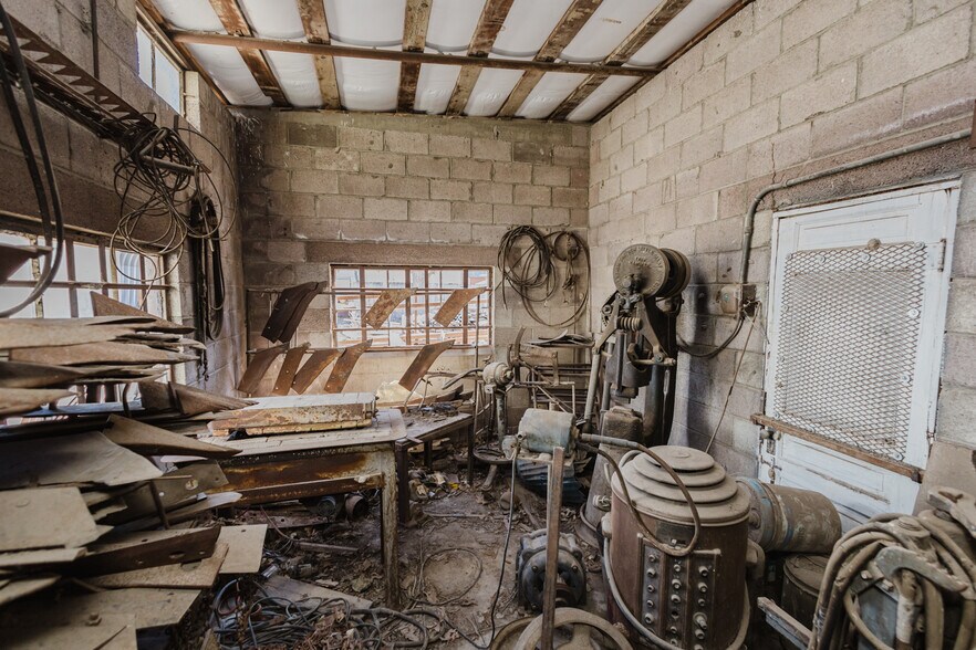 More Photos Of 410 N Commercial Ave, Sedgwick Storefront For Sale