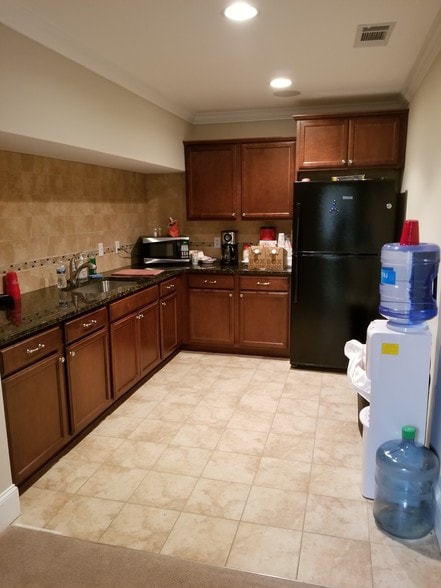 More Photos Of 1018 Highway 80 W, Pooler Showroom For Lease