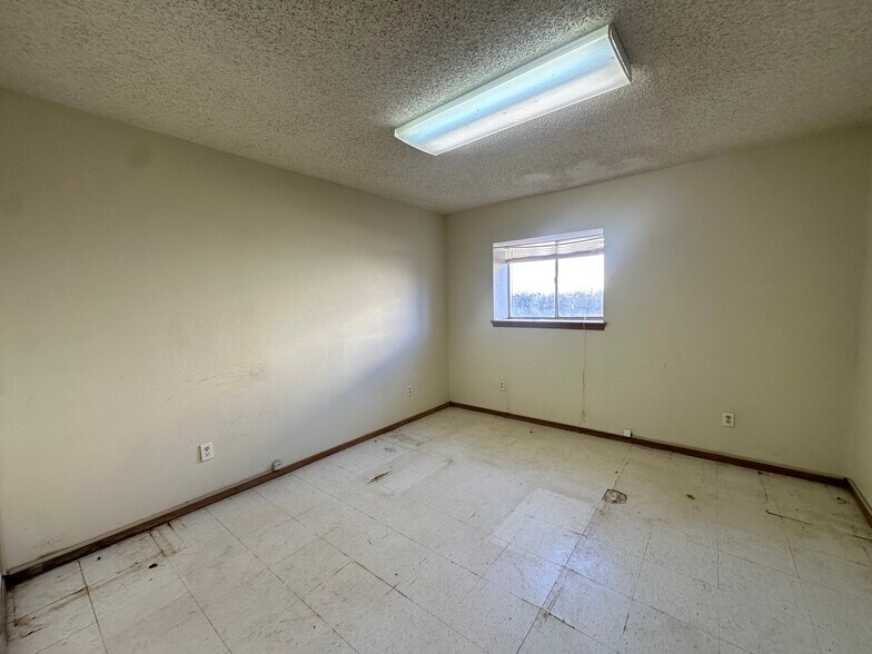 More Photos Of 2222 S Interstate 35, Pearsall Warehouse For Sale